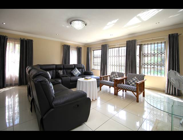 5 BEDROOM HOUSE FOR SALE IN BLOUBOSRAND